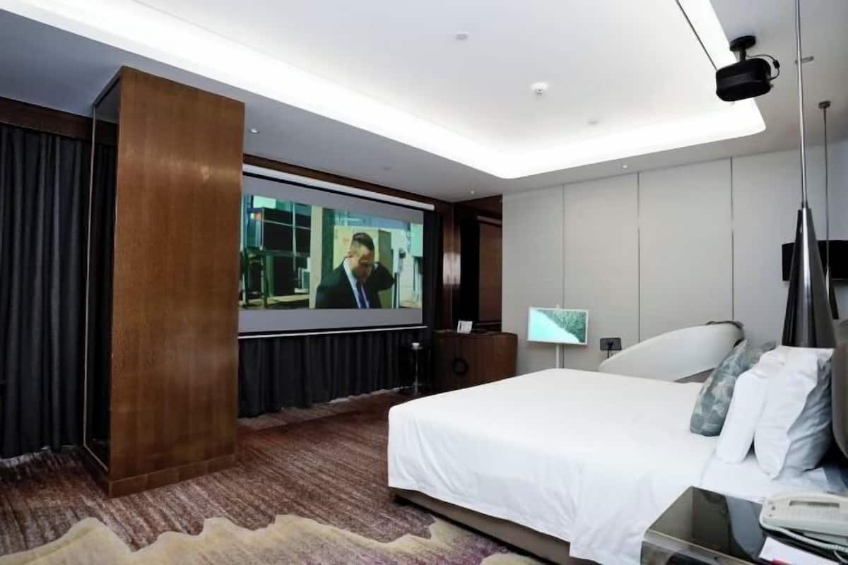 Minibar, in-room safe, desk, iron/ironing board