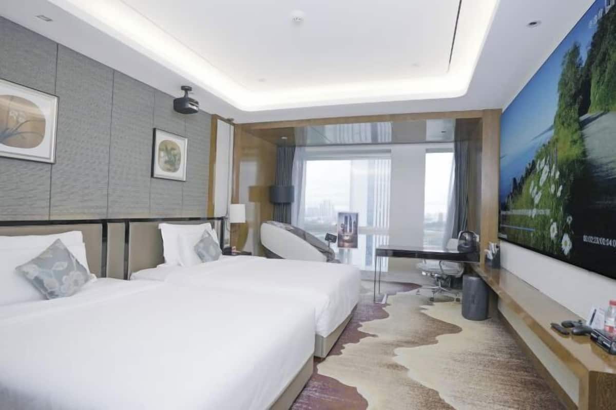 Minibar, in-room safe, desk, iron/ironing board