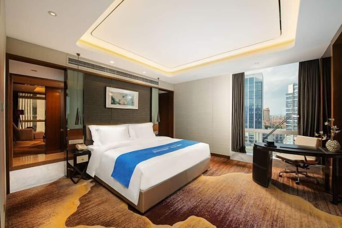 Minibar, in-room safe, desk, iron/ironing board