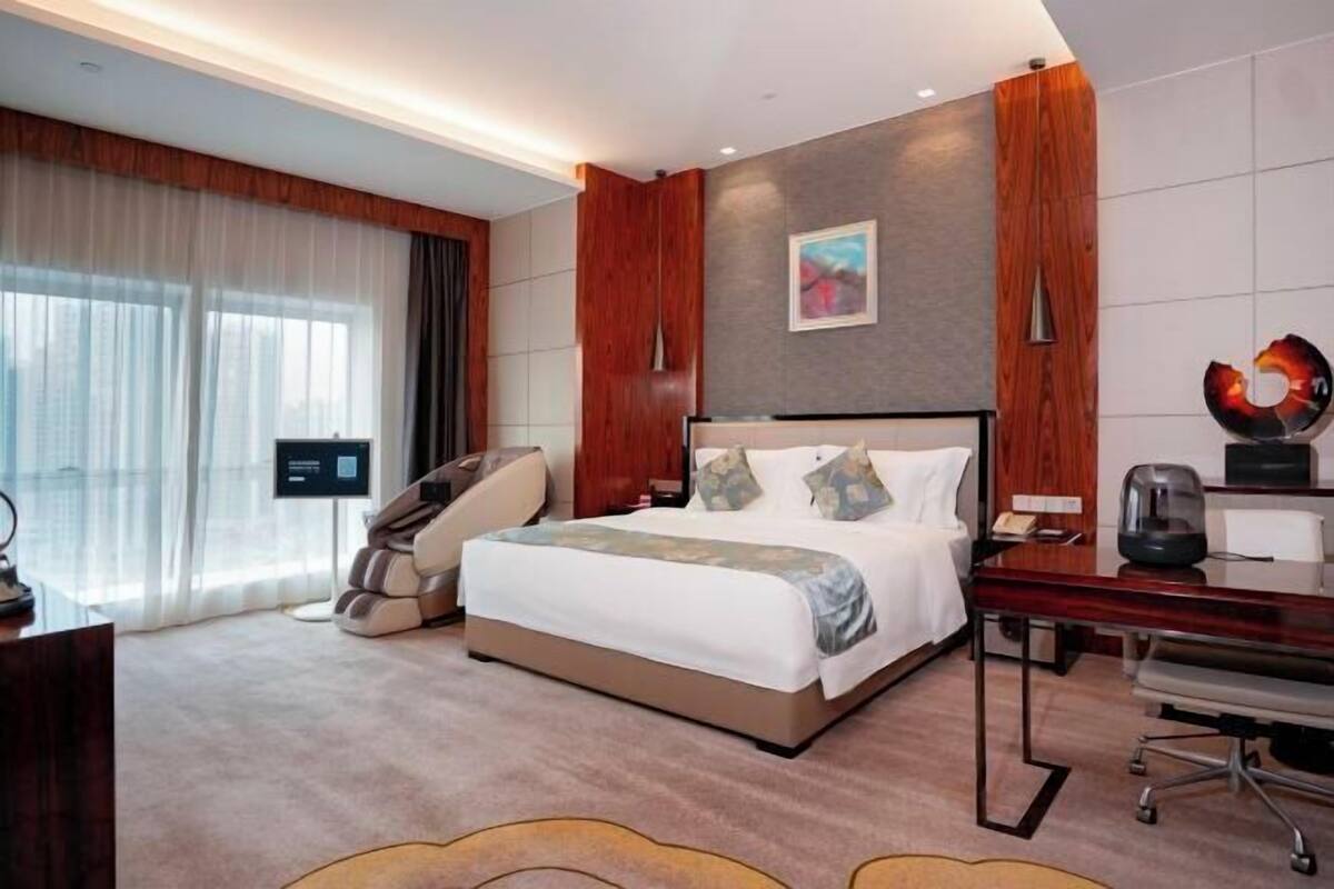 Minibar, in-room safe, desk, iron/ironing board