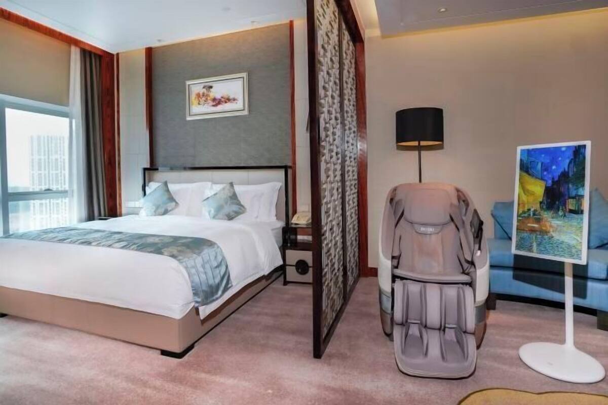 Minibar, Zimmersafe, Schreibtisch, Bügeleisen/Bügelbrett