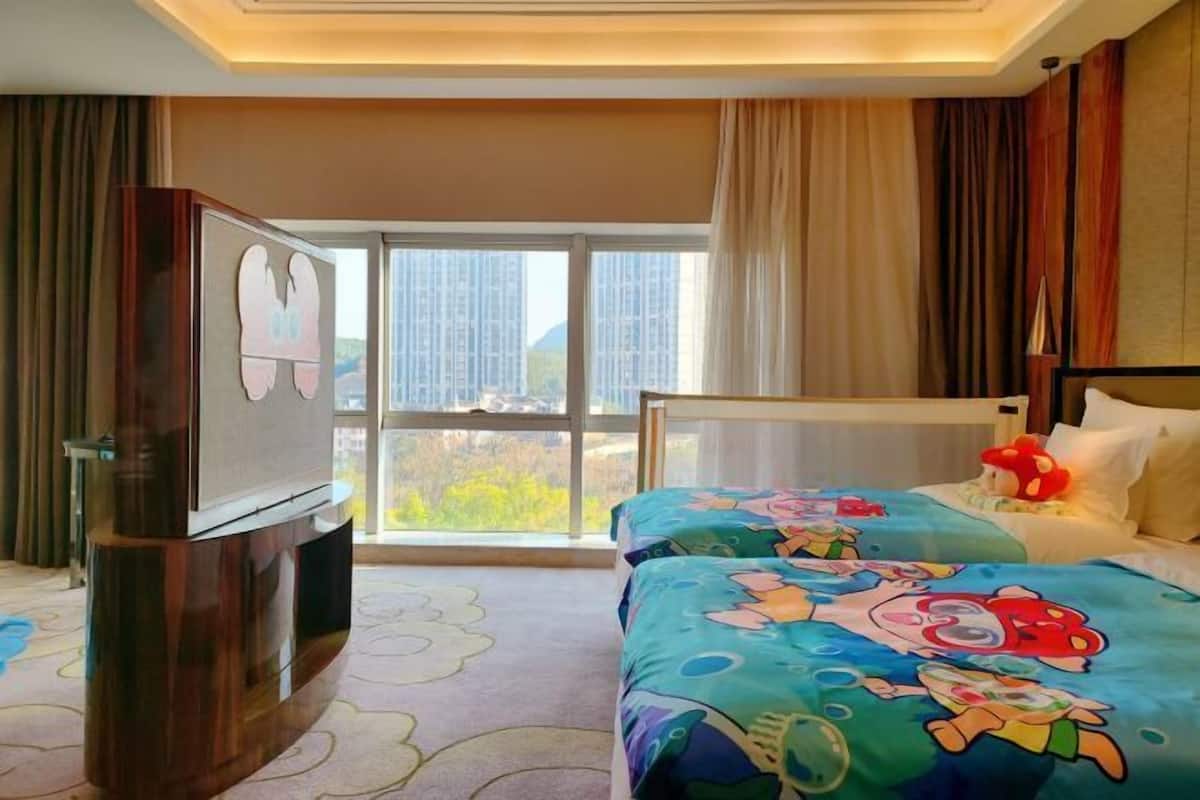 Minibar, in-room safe, desk, iron/ironing board