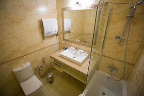 免费洗浴用品、吹风机、浴袍、拖鞋