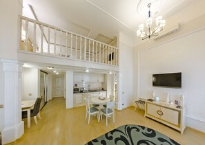 Deluxe Duplex | Minibar, in-room safe, desk, soundproofing - Metro Hotel Apartments (Odesa)