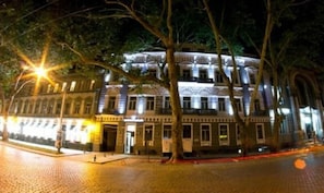 A historic building with classical architecture, featuring multiple stories and a central courtyard. - Metro Hotel Apartments (Odesa)