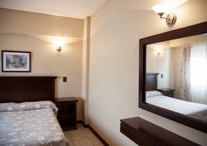 Escritorio, wifi gratis y ropa de cama