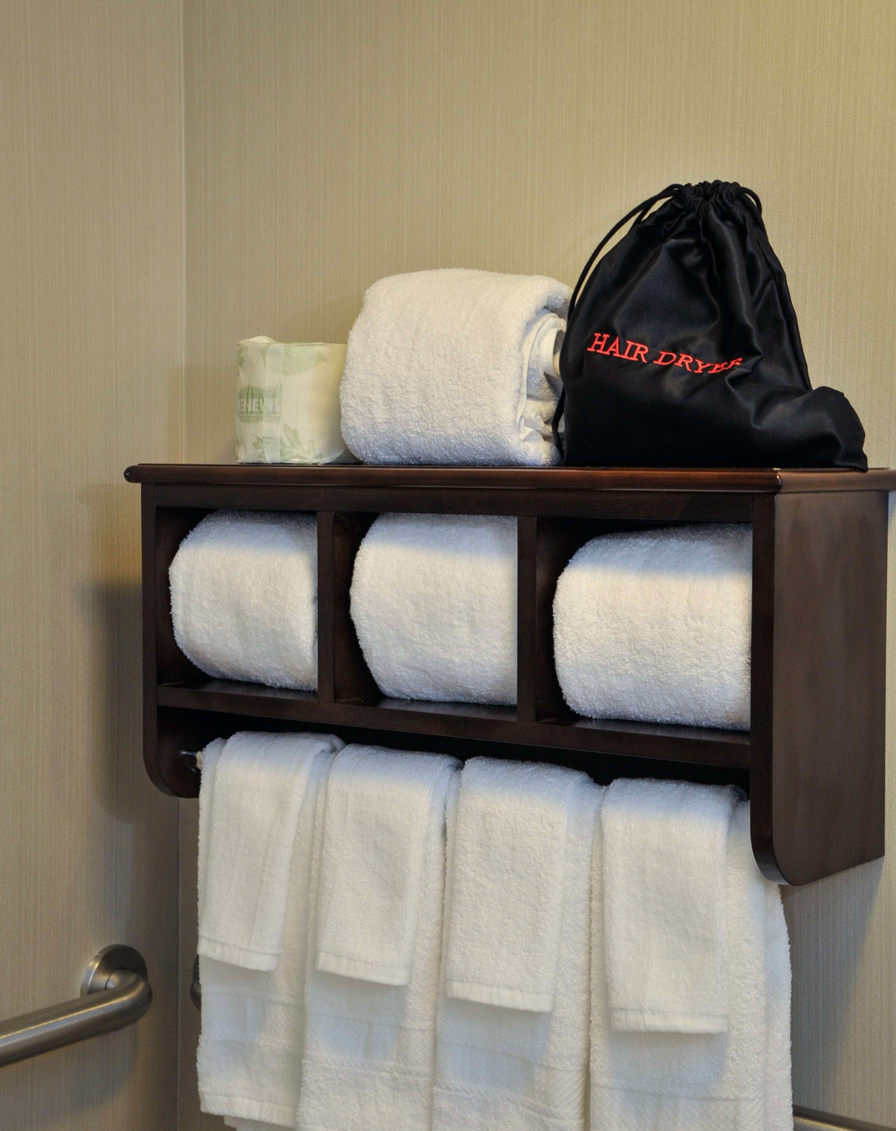 combined shower/bathtub, hydromassage showerhead, free toiletries