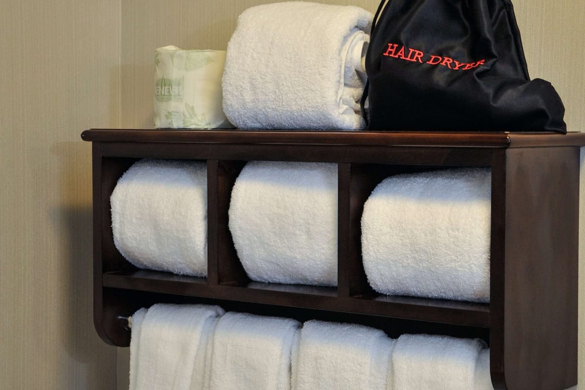 combined shower/bathtub, hydromassage showerhead, free toiletries