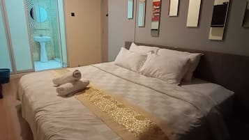 Deluxe Double Room, 1 King Bed, Non Smoking | Individually decorated, soundproofing, free WiFi, bed sheets