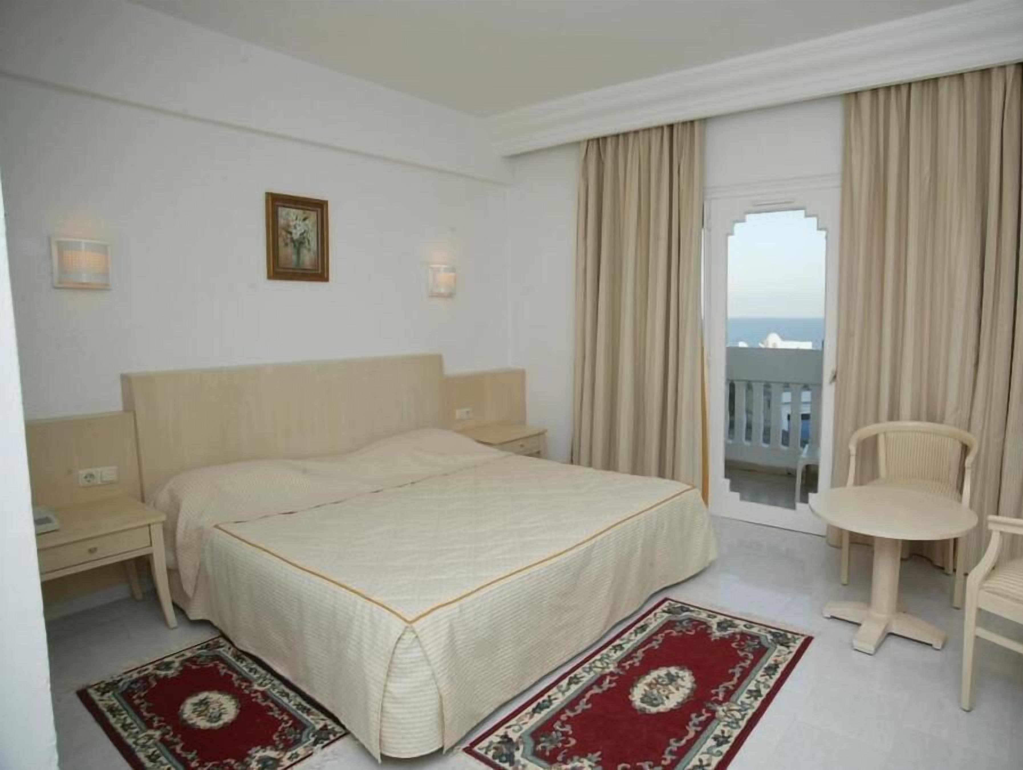 Minibar, in-room safe, desk, bed sheets