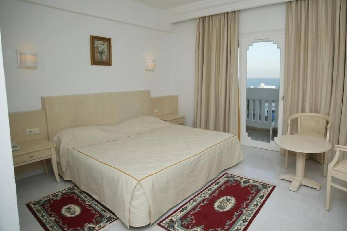 Minibar, in-room safe, desk, bed sheets