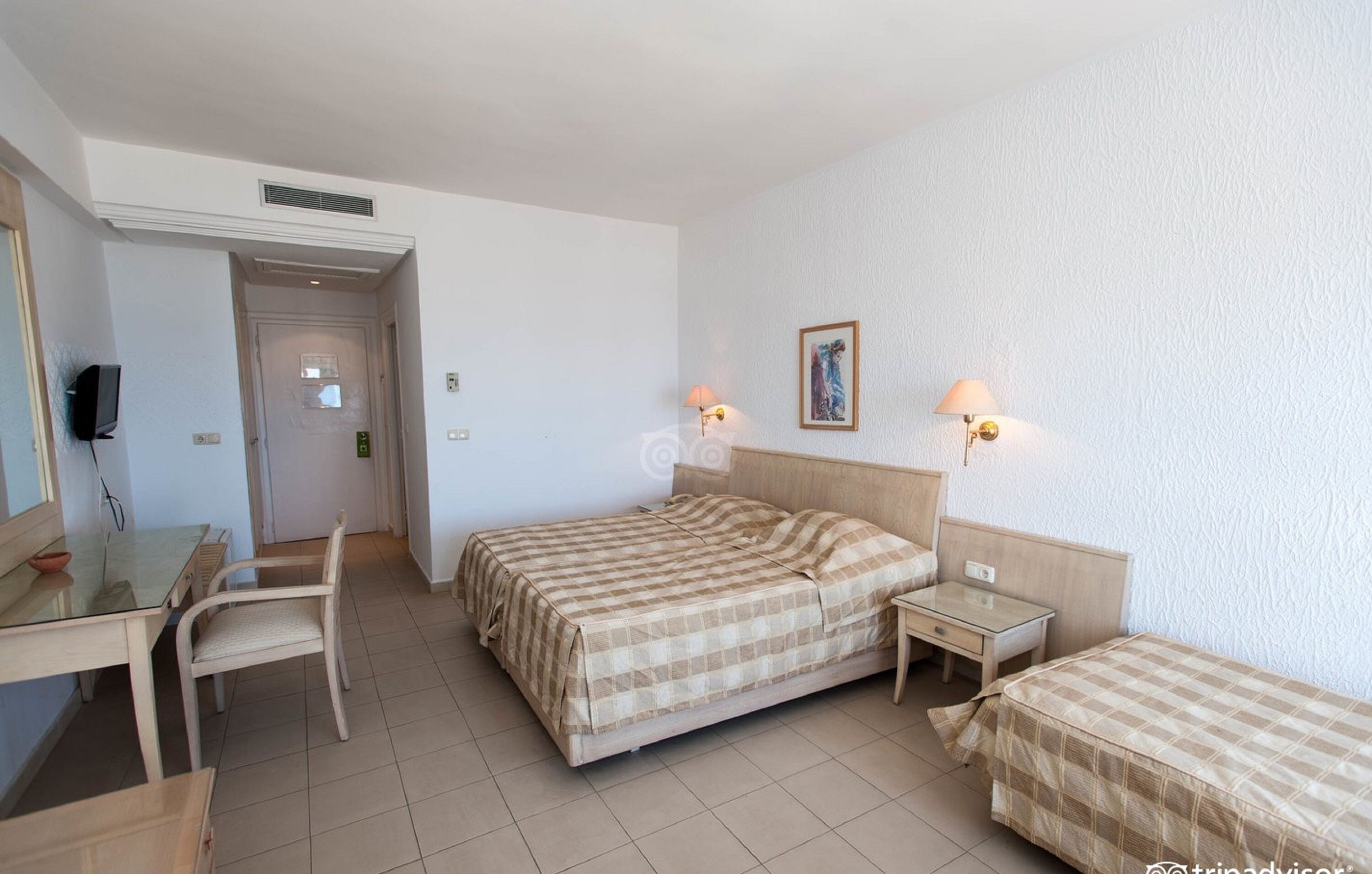 Quadruple Room | Minibar, in-room safe, desk, bed sheets