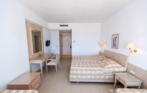 Minibar, caja de seguridad en la habitación, escritorio y ropa de cama 