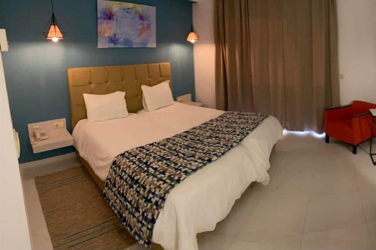 Minibar, brankas, meja kerja, dan seprai linen