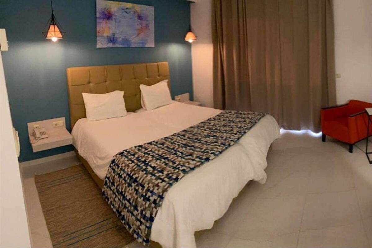 Minibar, in-room safe, desk, bed sheets