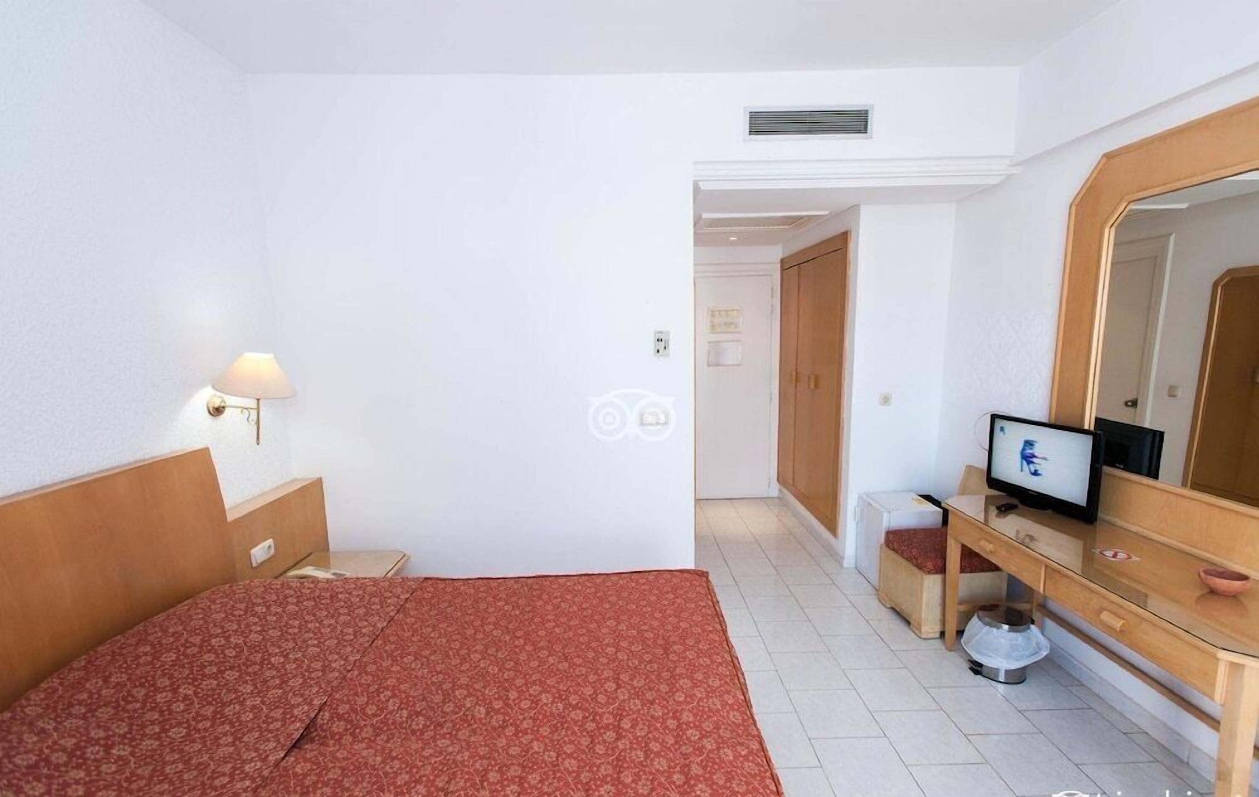 Minibar, in-room safe, desk, bed sheets