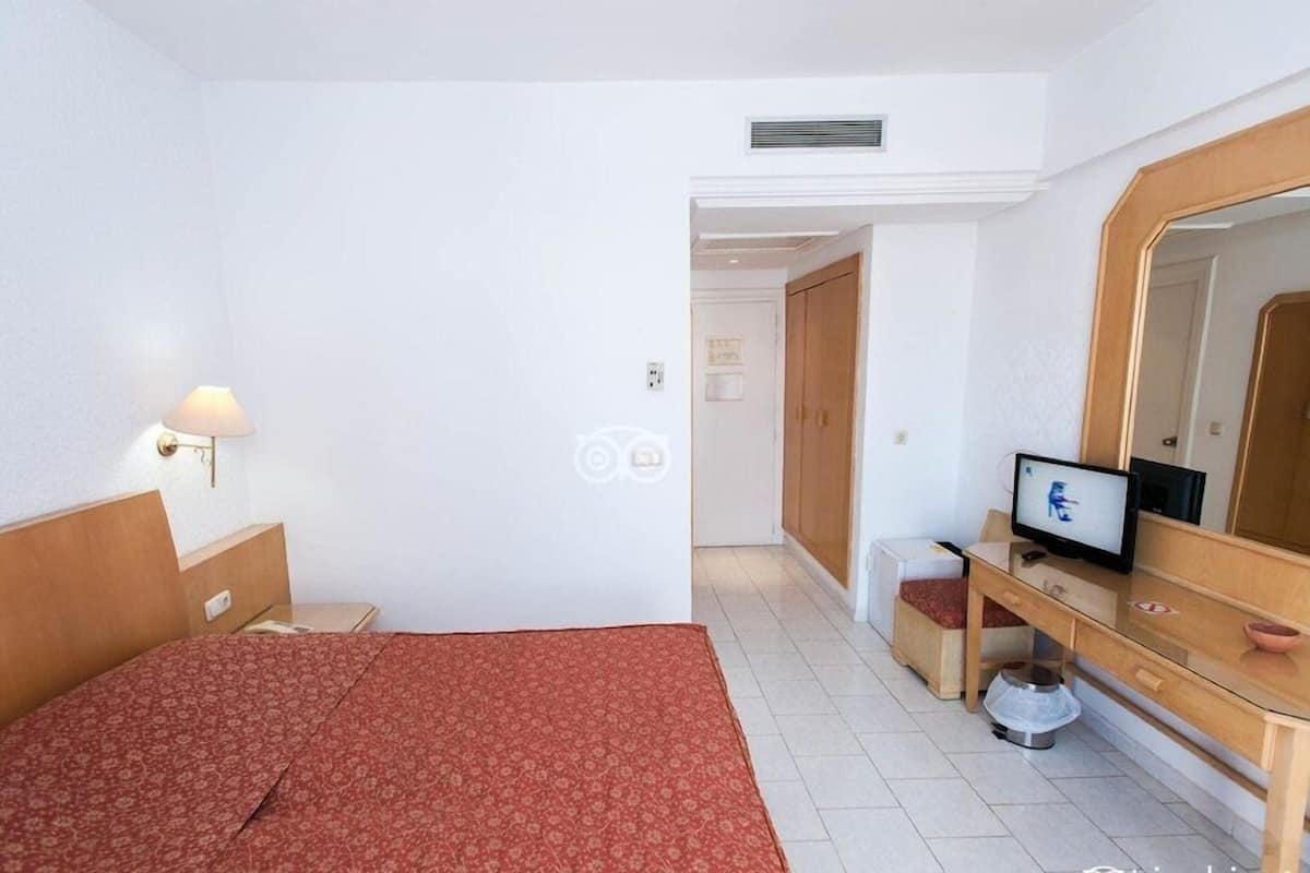 Minibar, brankas, meja kerja, dan seprai linen