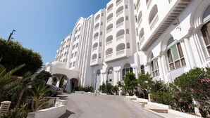 A multi-story hotel with balconies, a central courtyard, and a modern architectural design. - City Business Monastir Center (Monastir)