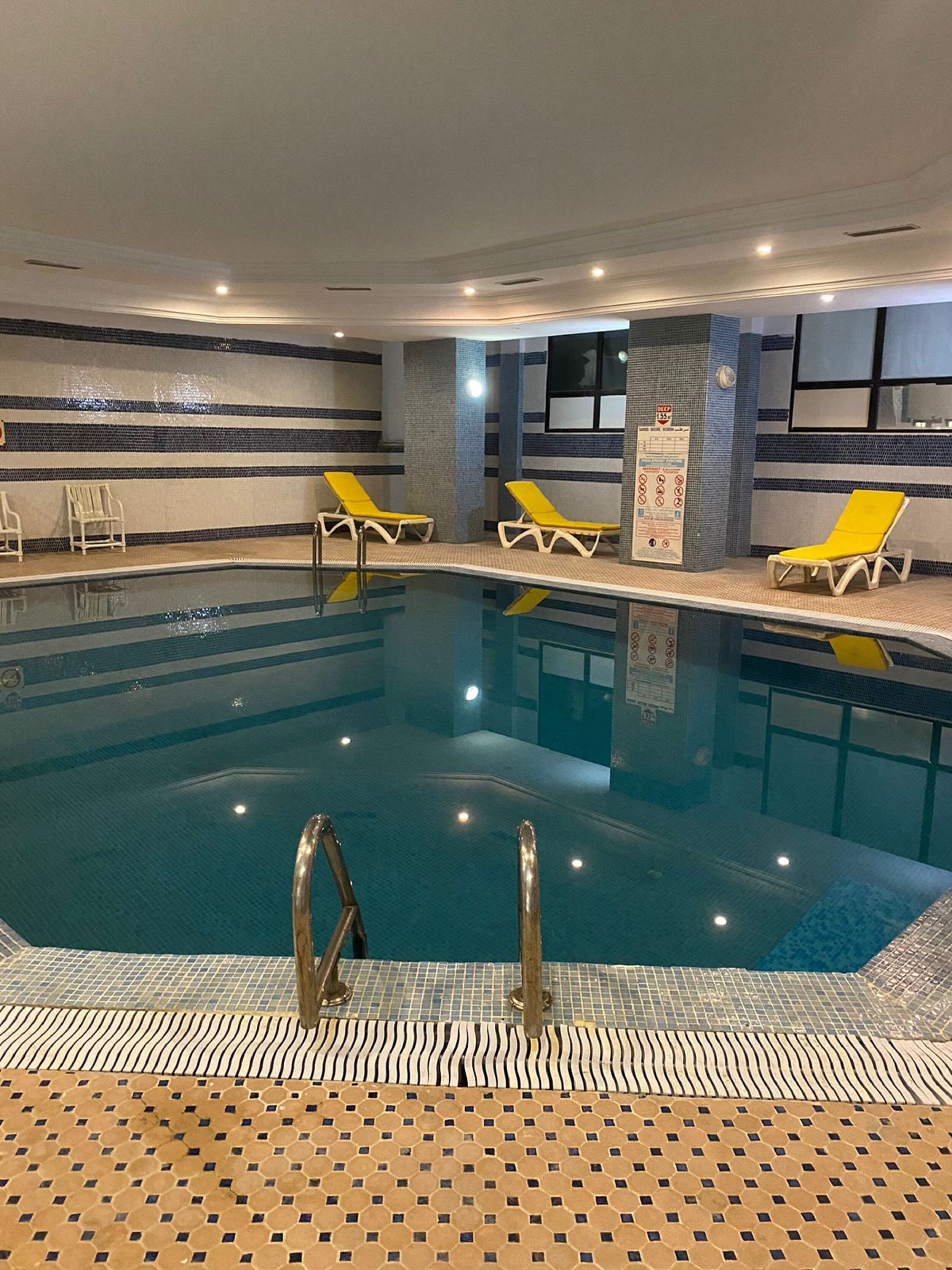 Útilaug, sólhlífar, sólstólar