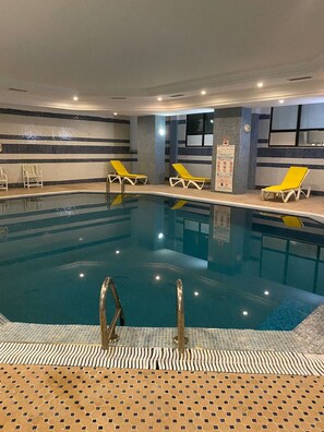 Piscine extérieure, parasols de plage, chaises longues