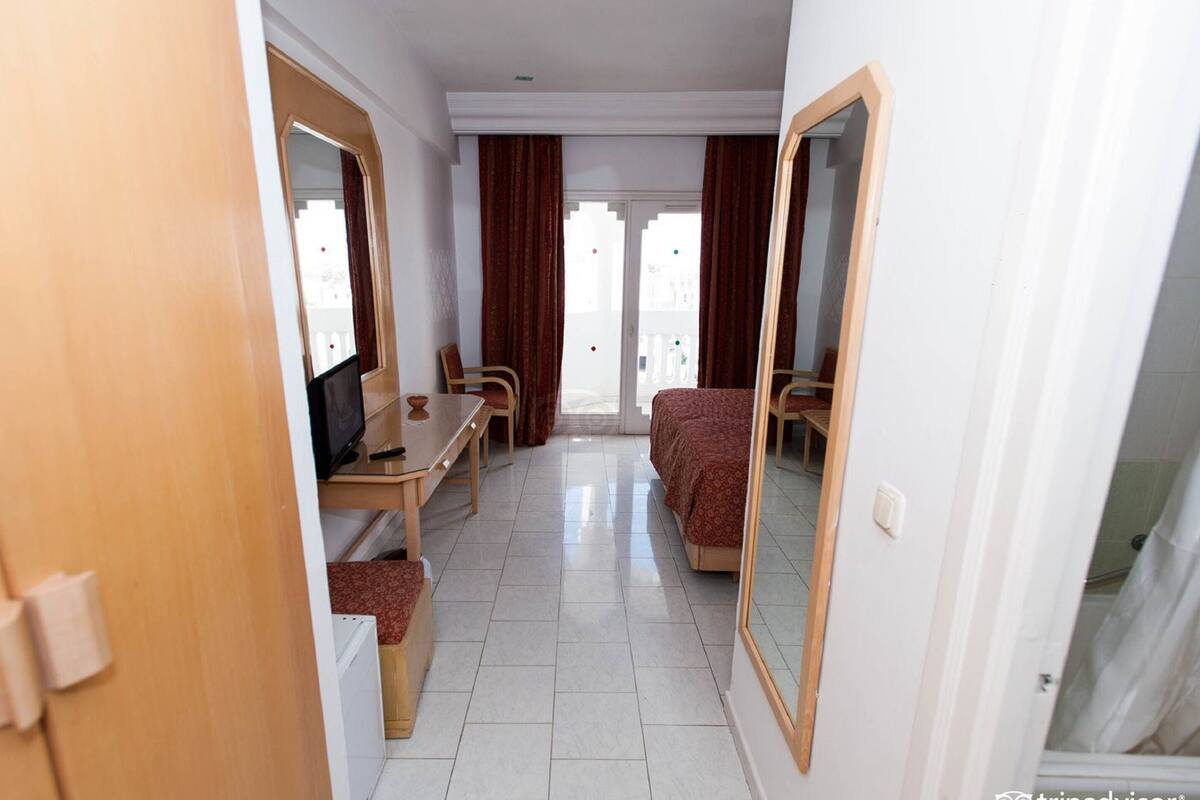 Minibar, in-room safe, desk, bed sheets