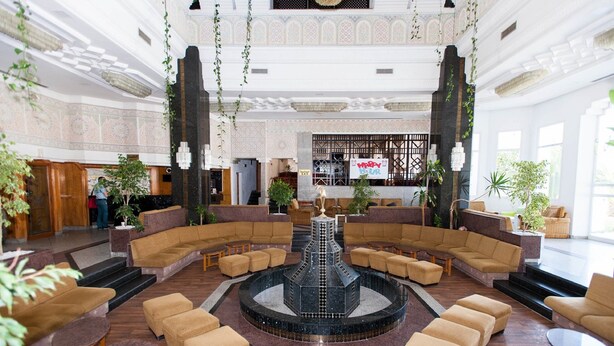 A spacious lobby with a central fountain, comfortable seating areas, and a reception desk. - City Business Monastir Center (Monastir)