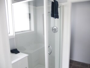 Studio | Badkamer | Gratis toiletartikelen, een haardroger, handdoeken, zeep