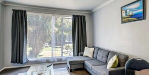 Apartemen, 2 kamar tidur | Tirai kedap cahaya, setrika/meja setrika, Wi-Fi gratis, dan seprai linen