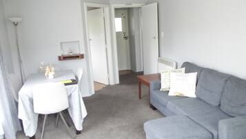 Apartamento básico, 1 quarto | Cortinas blackout, ferros/tábuas de passar roupa, Wi-Fi de cortesia