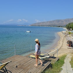 En la playa, camastros, sombrillas y toallas de playa