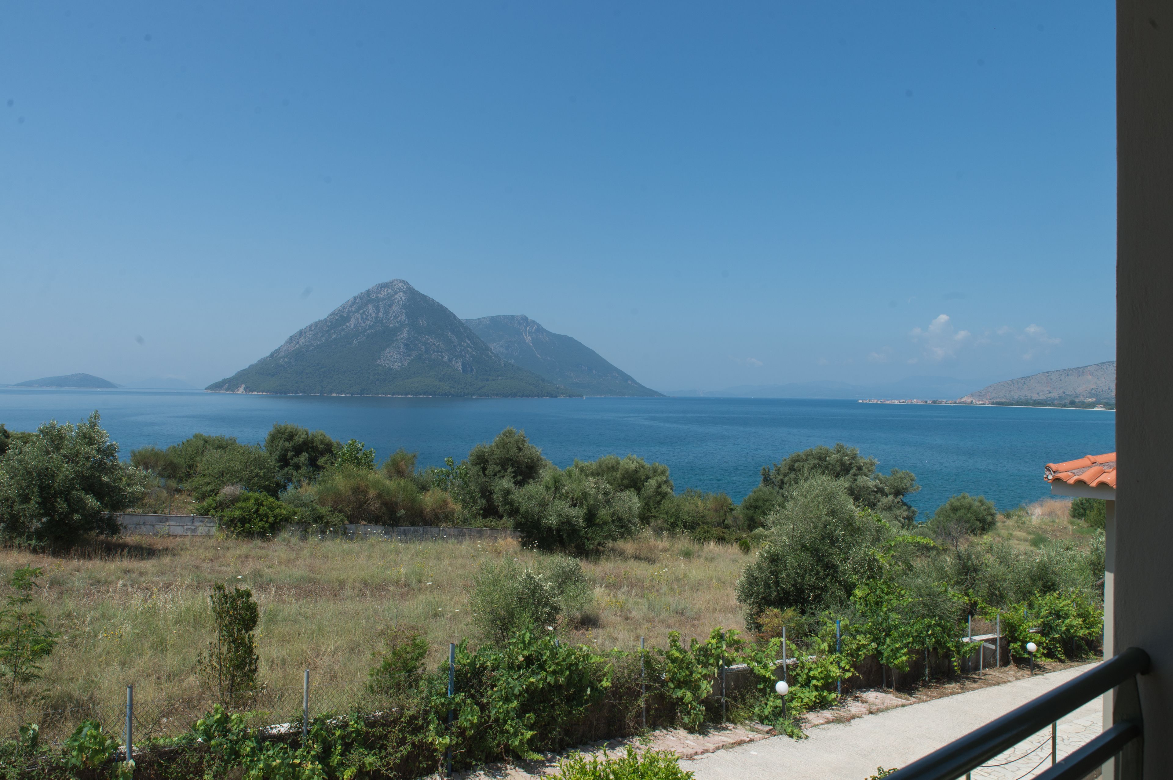 Blick auf eine gebirgige Landschaft mit blauem Meer.
