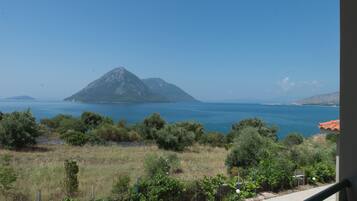 Blick auf eine gebirgige Landschaft mit blauem Meer.