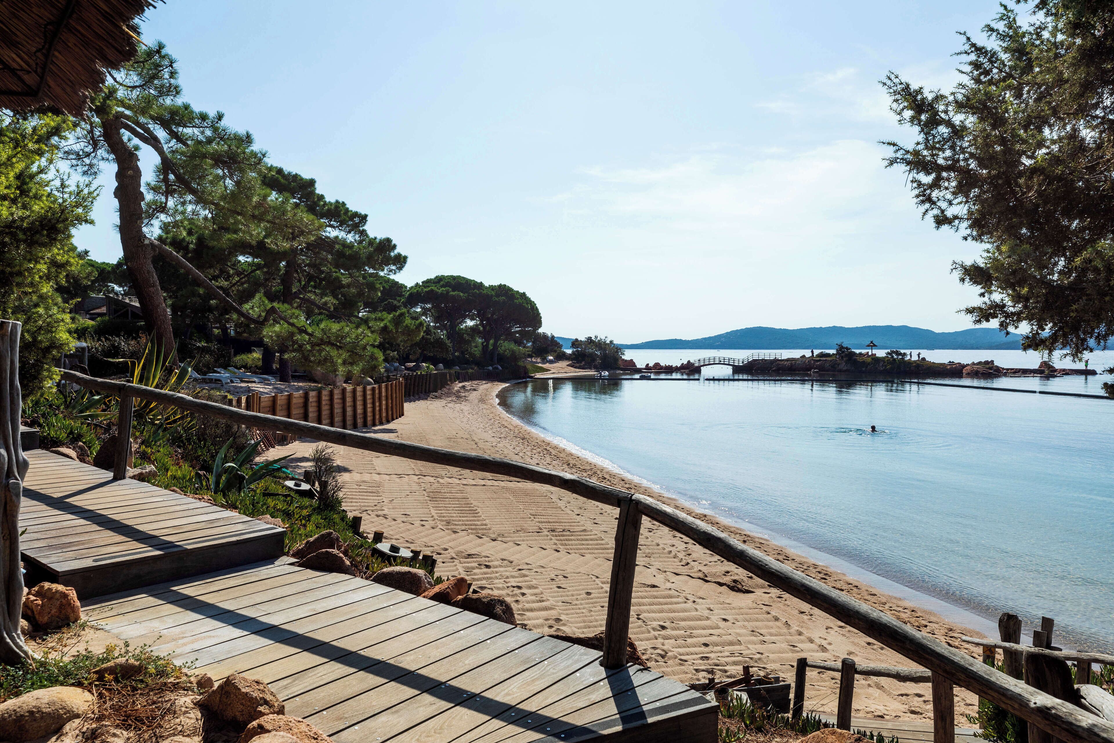 Plage, chaises longues, parasols, serviettes de plage
