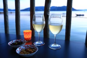 Breakfast, lunch, dinner served; garden views 