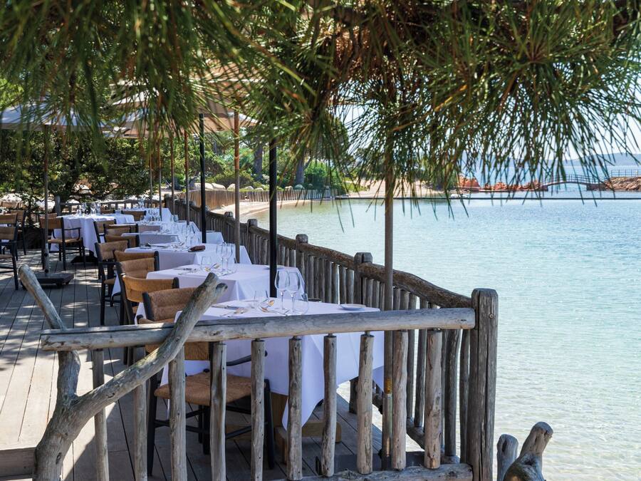 Petit déjeuner, déjeuner et dîner servis sur place