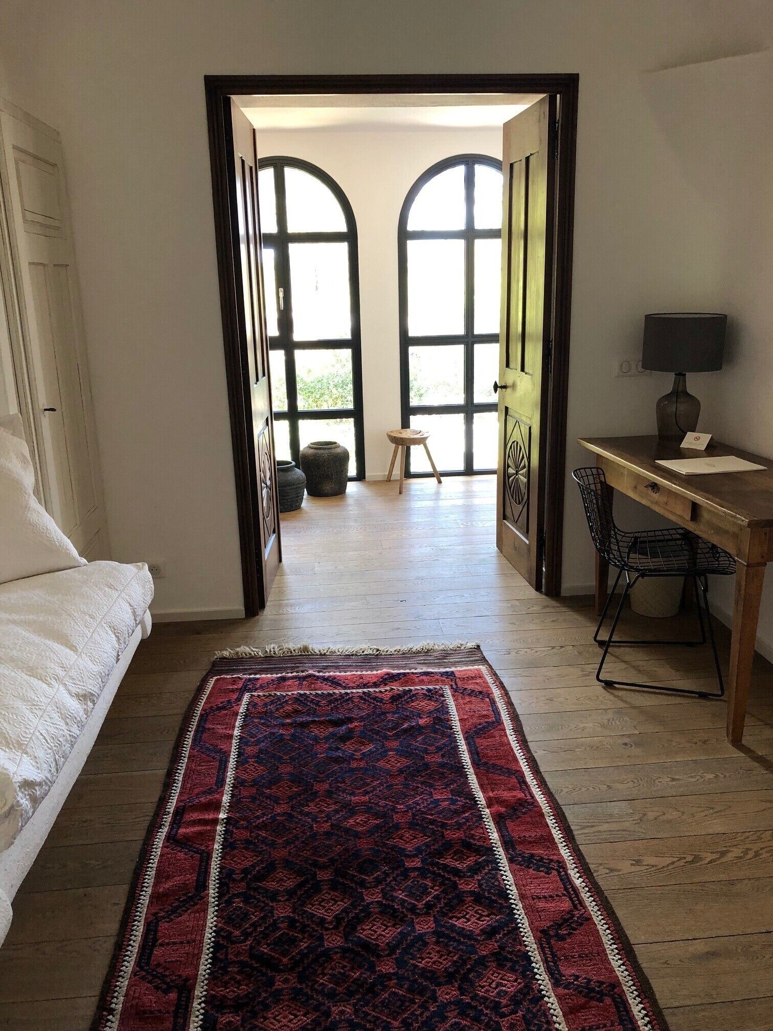 junior suite | living area | flat-screen tv, dvd player, books