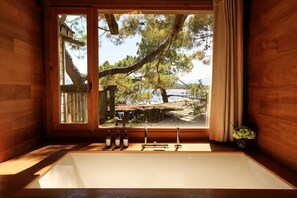 Executive Suite | Bathroom | Designer toiletries, hair dryer, bathrobes, slippers - Grand Hôtel de Cala Rossa (Lecci)