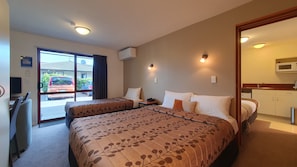 Bureau, espace de travail pour ordinateur portable, rideaux occultants