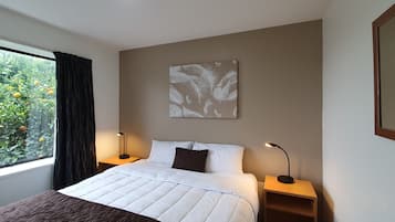 Two Bedroom Townhouse | 1 bedroom, desk, laptop workspace, blackout drapes