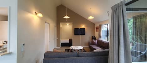 Townhome, 2 Bedrooms | Ruang tamu | 28 inci televisyen dengan satelit