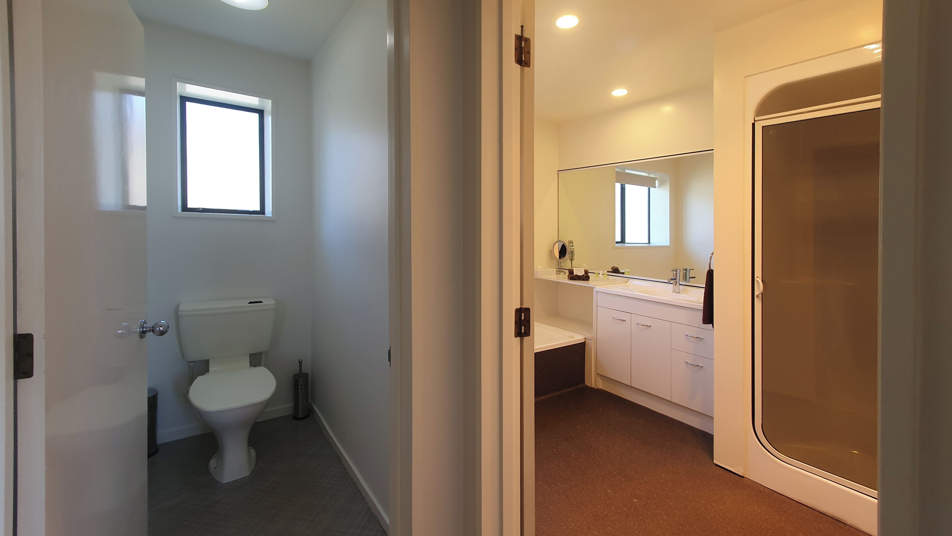 Un baño con inodoro, lavabo y espejo.