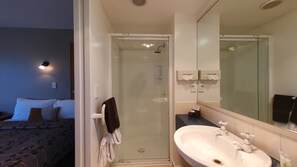 Amenidades de baño gratuitas, secadora de cabello, toallas, jabón 