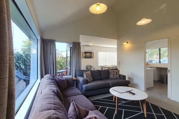 Casa geminada, 2 quartos | Área de estar | TV 28 polegadas com canais via satélite