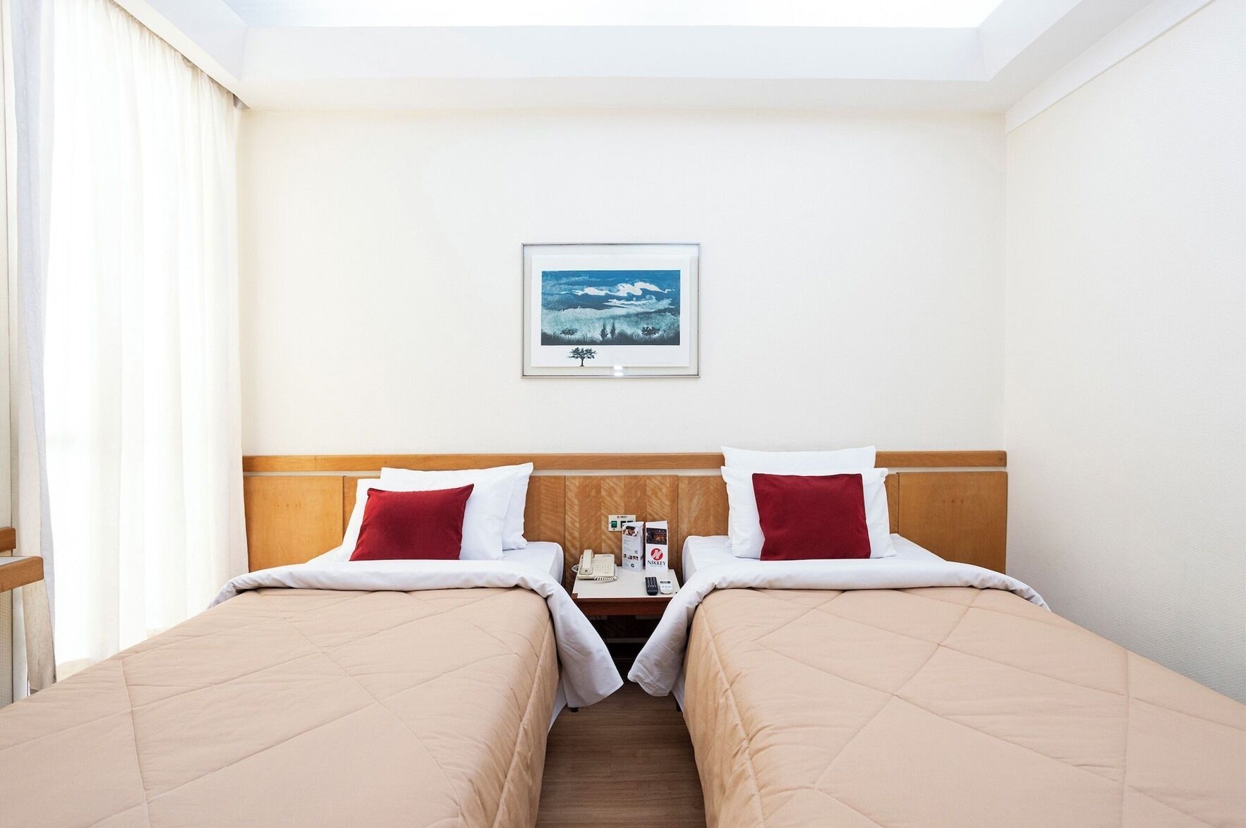 Een bureau, gratis wifi, beddengoed