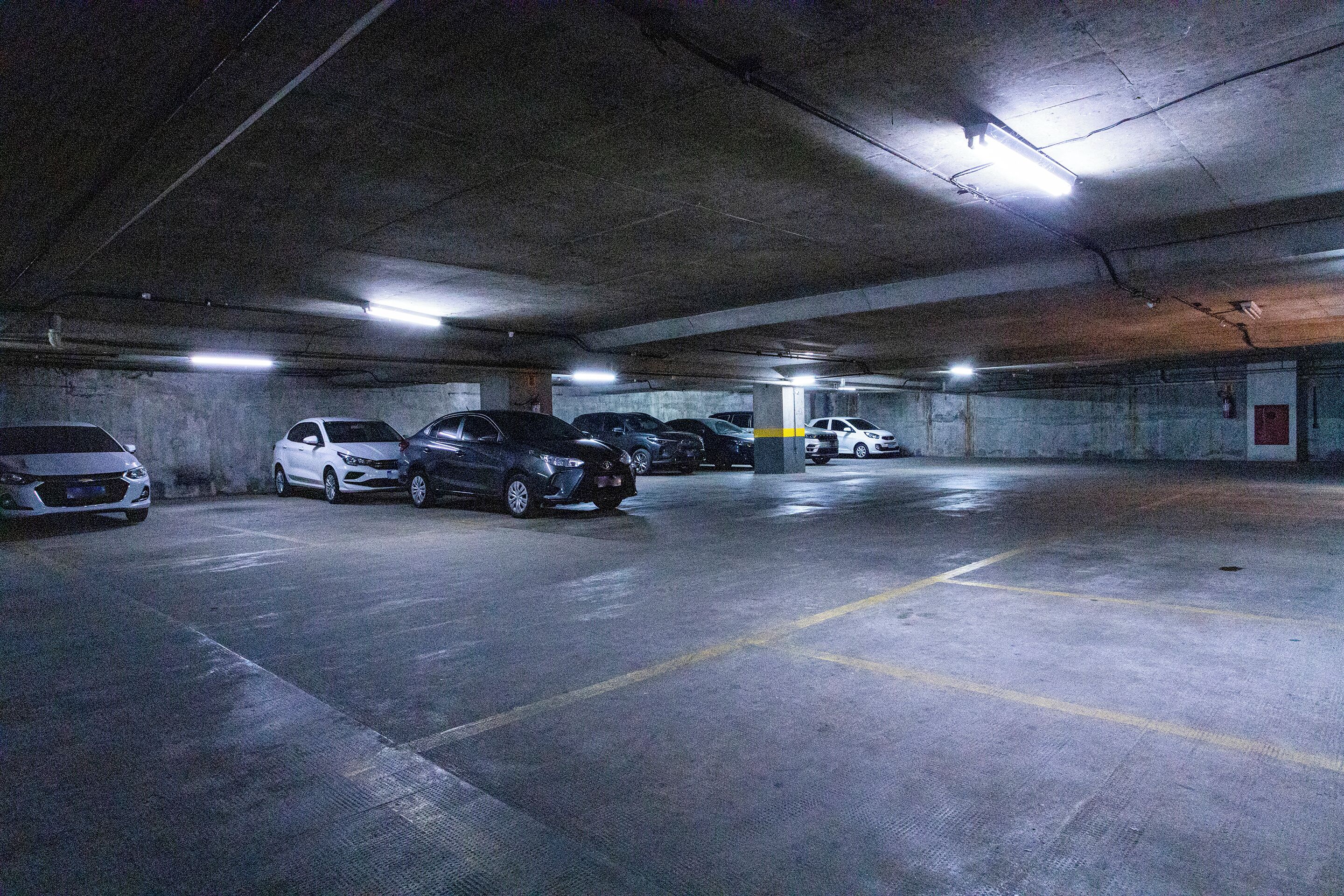 Um parque de estacionamento em vários níveis, com vários carros estacionados.