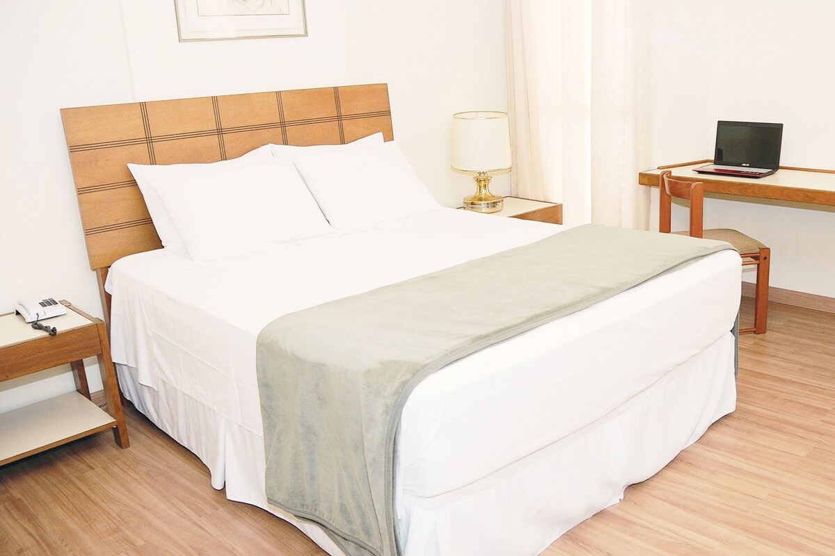 Escritorio, wifi gratis, ropa de cama