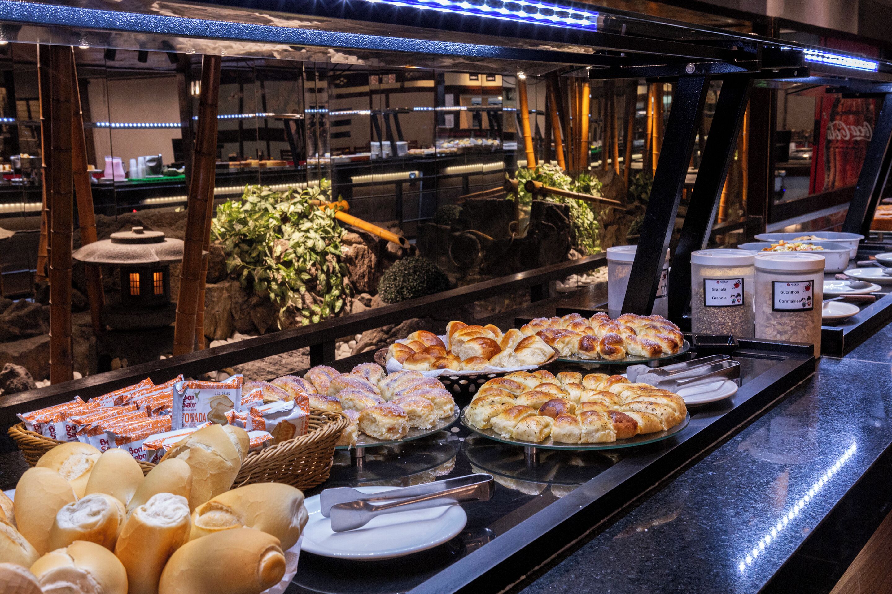 Ein Buffet mit verschiedenen Backwaren und Brot.