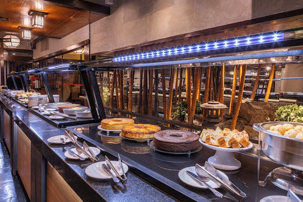 Café da manhã com buffet grátis todos os dias