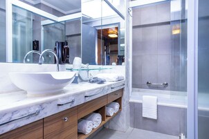 Suite Premium | 浴室 | 免费洗浴用品、吹风机、毛巾、肥皂