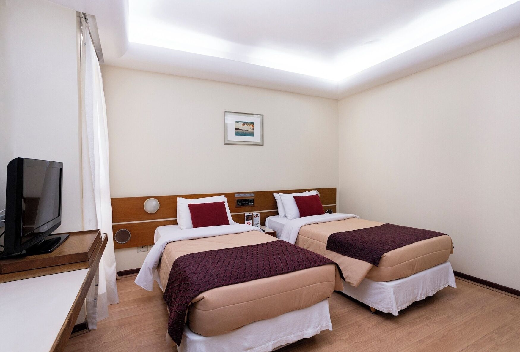 Een bureau, gratis wifi, beddengoed